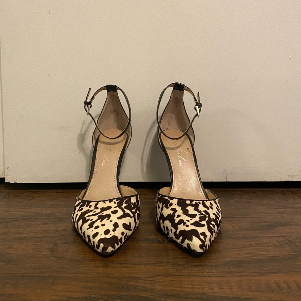 Marc Fisher size 7 brown & ivory print on toe, brown on 4” heel, no box